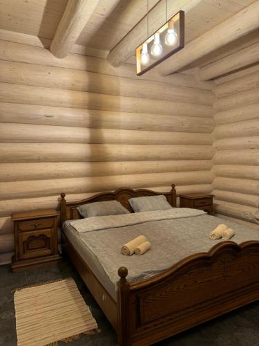 Un dormitorio con una cama con dos almohadas encima. en Black Crest, en Vyshkiv