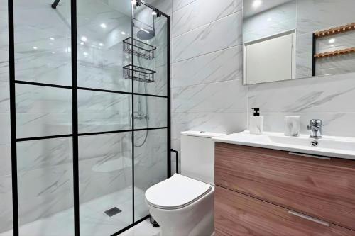 Spacious 3 bedroom renovated property 500 m from the beaches