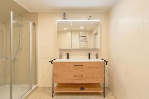 Ένα μπάνιο στο FeWo Glöckchen - Hell, Garten und Terrasse in ruhiger Lage