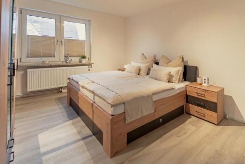 Ένα ή περισσότερα κρεβάτια σε δωμάτιο στο FeWo Glöckchen - Hell, Garten und Terrasse in ruhiger Lage