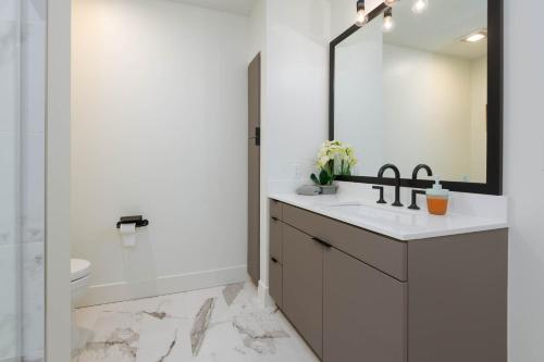 Et badeværelse på Spacious 3Bedroom Apt close to LAX & Sofi Stadium*