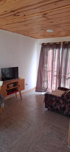 un soggiorno con letto e TV di El Campito 2 a Necochea