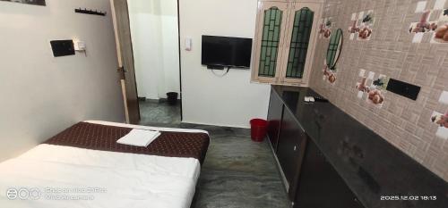 TV a/nebo společenská místnost v ubytování Shree chendur family Residency