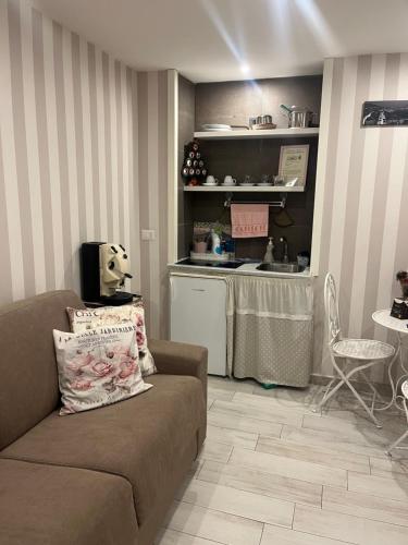 un soggiorno con divano e cucina di Casetta Piazza Plebiscito a Napoli