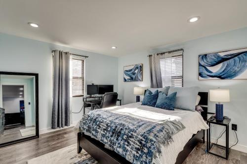 Ένα ή περισσότερα κρεβάτια σε δωμάτιο στο 4 Mi to MetLife Stadium Chic Wallington Unit!