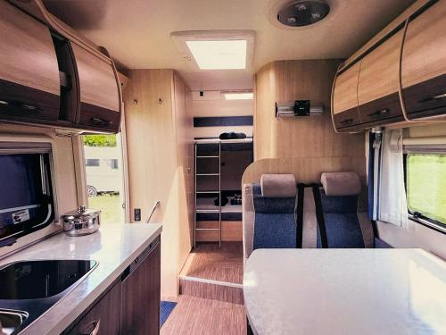 Una cocina para autocaravanas con fregadero y encimera. en Tjaldstæði fyrir gistingu, en Reikiavik