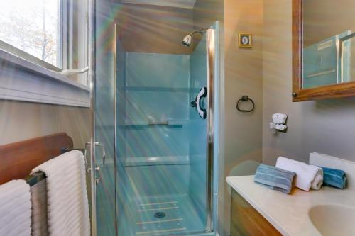 Ένα μπάνιο στο Ski, Swim and Relax Waterfront Haven on Pines Lake!