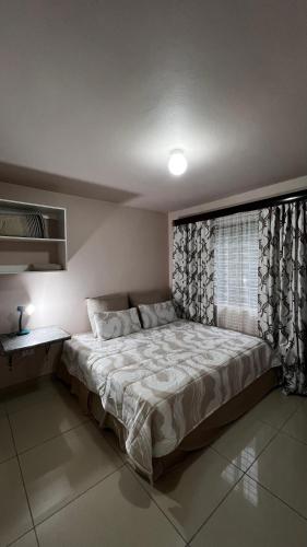 Ένα ή περισσότερα κρεβάτια σε δωμάτιο στο Unit 20 Holzner Gardens