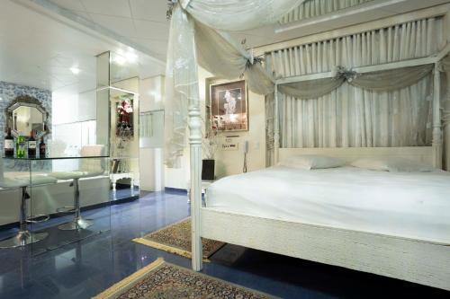 Ένα ή περισσότερα κρεβάτια σε δωμάτιο στο Golden Motel