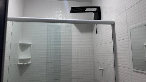 a bathroom with a shower with a urinal on the wall at 900m praia, próximo Beto Carrero in Piçarras