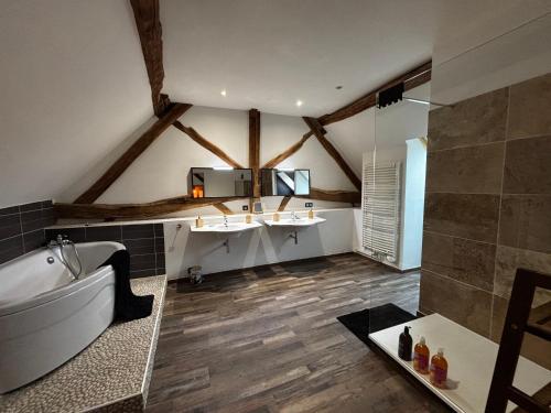 a bathroom with two sinks and a bath tub at Le terroir des sens in Corgengoux