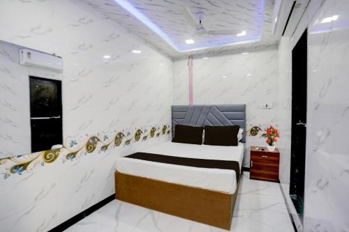 a bedroom with a bed in a room at Hotel O SR Residency in Mumbai