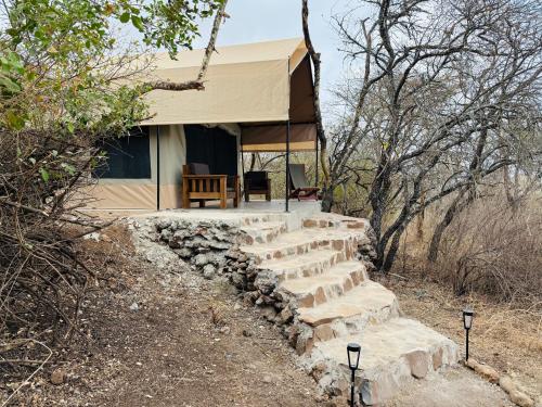 une maison avec un escalier en pierre menant à une maison dans l'établissement Burko Luxury Camp & Lodge, à Arusha