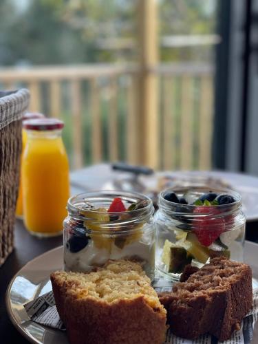 een bord met fruit en brood op een tafel bij Hórreos de Abrela in O Vicedo