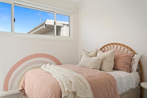 Ένα ή περισσότερα κρεβάτια σε δωμάτιο στο The White House near beach & shops