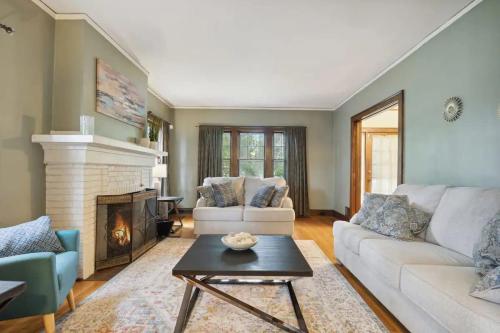 Posezení v ubytování Walk to Notre Dame Harter Heights Hideaway