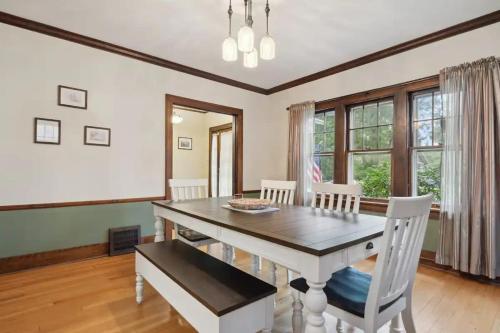 Posezení v ubytování Walk to Notre Dame Harter Heights Hideaway