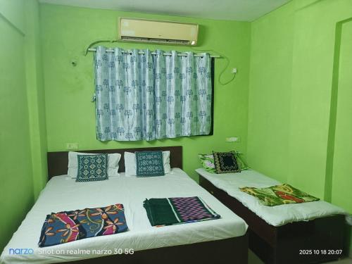 Giường trong phòng chung tại 4 Bhk Villa At Pushpanjali Residency Phase 2 Bunglow No A1 Owale Ghodbunder Road Thane West