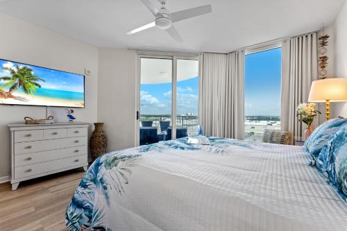 Postel nebo postele na pokoji v ubytování 5 Star Resort 6th fl 2BR 2 BATH King Suite Shuttle Pools Family