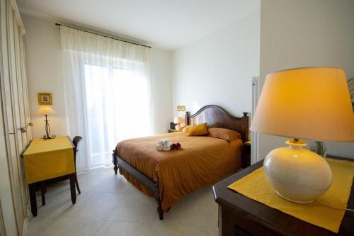 una camera da letto con un letto e una lampada su un tavolo di In Mons Iunonis ad Arezzo