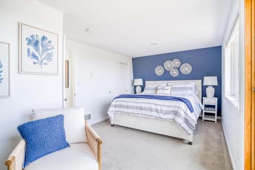 a bedroom with a bed and a couch at Twin Rocks Retreat in Rockaway Beach