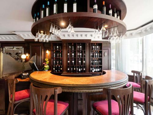 una sala de cata de vinos con mesa redonda y sillas en Le Diwan Hotel Rabat - MGallery Collection, en Rabat