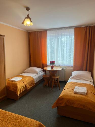 Ένα ή περισσότερα κρεβάτια σε δωμάτιο στο Dom Wypoczynkowy Góra&Vita