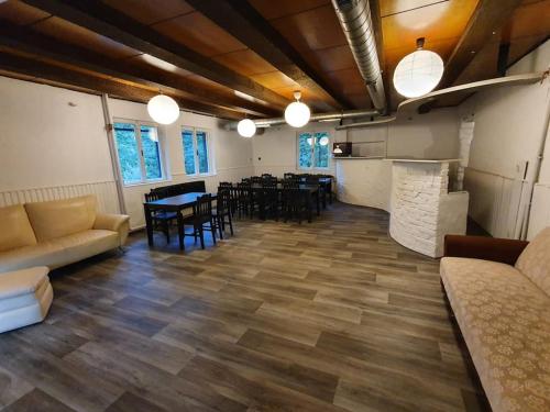 Kuchyň nebo kuchyňský kout v ubytování Párty areál U Staré Vápenky