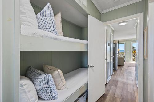 216A Sea Cabin في جزيرة النخيل: ممر مع أسرة بطابقين في منزل