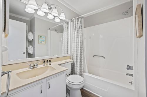 216A Sea Cabin في جزيرة النخيل: حمام مع حوض ومرحاض ومرآة