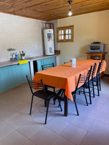 a kitchen with a table and chairs in a kitchen at Hosteria Huaco in Huaco
