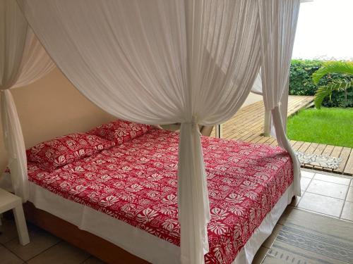 Un pat sau paturi într-o cameră la Tahiti Pacific Lodge Punaauia