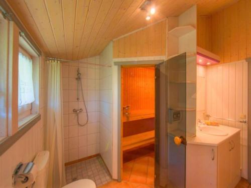 Koupelna v ubytování Ferienhaus mit Sauna im Ferienpark Mirow