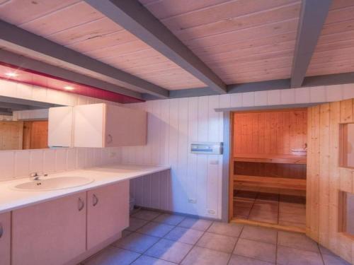 a bathroom with a sink and a wooden ceiling at Gemütliches Ferienhaus im skandinavischen Stil in Granzow