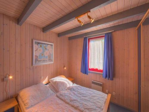 a bedroom with a bed and a window at Gemütliches Ferienhaus im skandinavischen Stil in Granzow