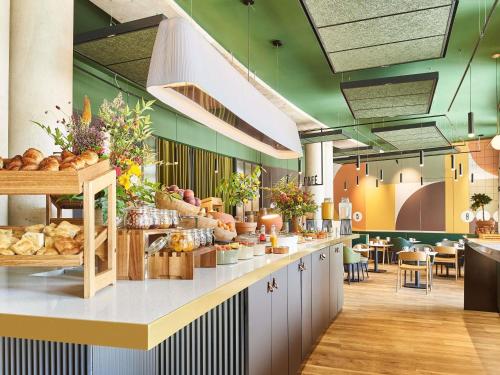 eine Bäckerei mit Theke mit viel Essen in der Unterkunft Novotel Paris Gare De Lyon in Paris