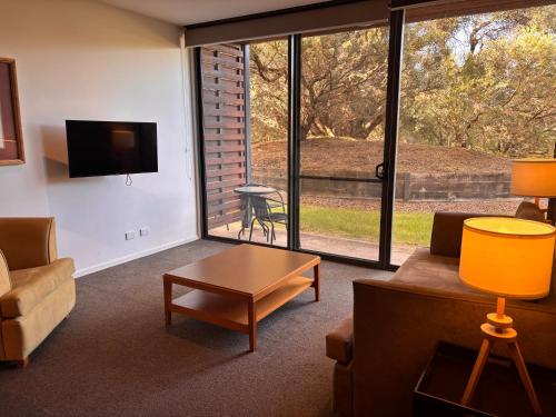 Et tv og/eller underholdning på Resort Living with Pool, Golf, Bar and Dining