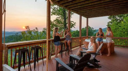 Μπαλκόνι ή βεράντα στο Views For Miles HotTub-PoolTable FirePit Remodeled