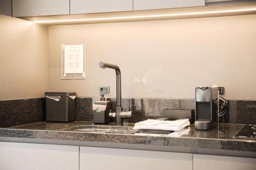 Design, Wi-Fi 7, 4 Hóspedes e Conforto Premium في Boa Vista: طاولة مطبخ مع حوض في الغرفة