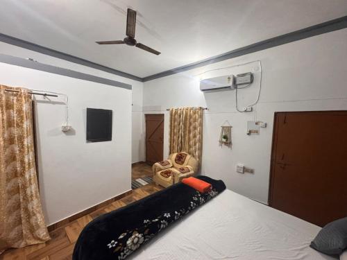 a bedroom with a bed and a ceiling fan at AP Homestay in Faizābād