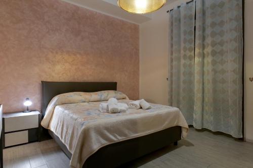 een slaapkamer met een bed met handdoeken erop bij One home in Salerno