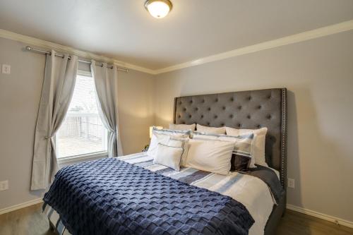 En eller flere senge i et værelse på 2 Mi to Depot District Dog-Friendly 1BR Getaway!