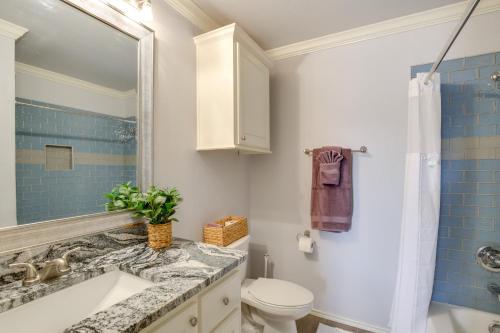 Et badeværelse på 2 Mi to Depot District Dog-Friendly 1BR Getaway!