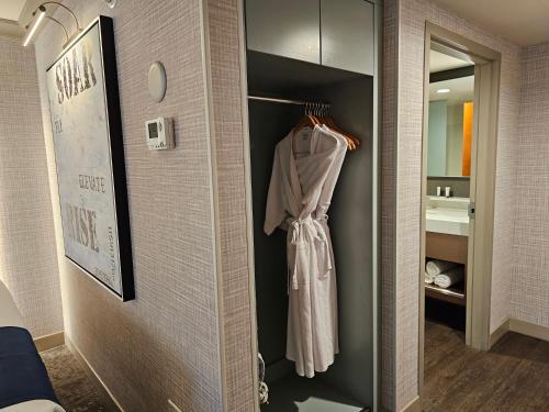 拉斯维加斯Easy access unit at the main strip的浴室门上挂着一件浴袍