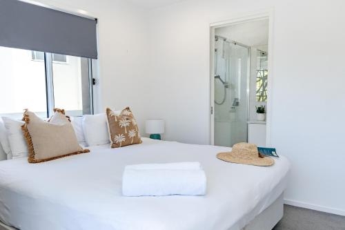 En eller flere senge i et værelse på Breathe Coolum - coastal calm, walk to everything