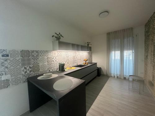 Η κουζίνα ή μικρή κουζίνα στο The Rooms Catanzaro Lido