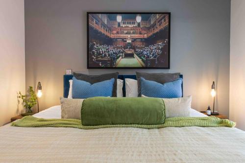 En eller flere senge i et værelse på Suite115@Millbay