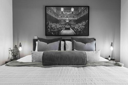 En eller flere senge i et værelse på Suite115@Millbay