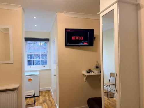 TV a/nebo společenská místnost v ubytování Kings Cross Hotel London