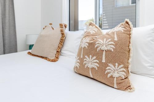 En eller flere senge i et værelse på Breathe Coolum - coastal calm, walk to everything